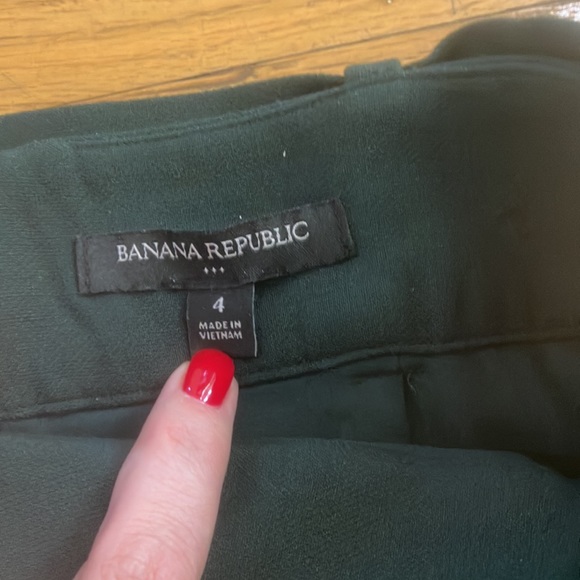 Knee length BR green skirt with slit in front - Picture 4 of 4